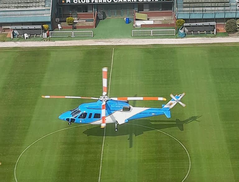 El helicóptero del Presidente, aterrizando en el estadio de Ferro esta mañana