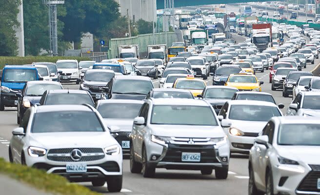 高公局鼓勵民眾提前掃墓以分散車流。（本報資料照片）