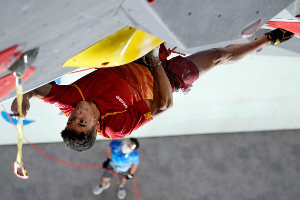 Alberto Gin&#xe9;s en la final de escalada en la que consigui&#xf3; la medalla de oro. (Foto: Pool / AFP / Getty Images).