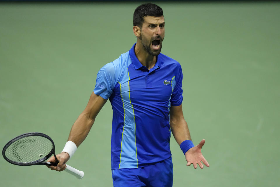 El serbio Novak Djokovic reacciona ante el ruso Daniil Medvedev durante la final del US Open, el domingo 10 de septiembre de 2023, en Nueva York. (AP Foto/Mary Altaffer)