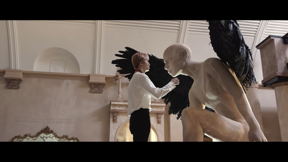 巨大天使雕像曾在《Blood, Sweat & Tears》MV出現。（圖／翻攝自YouTube）