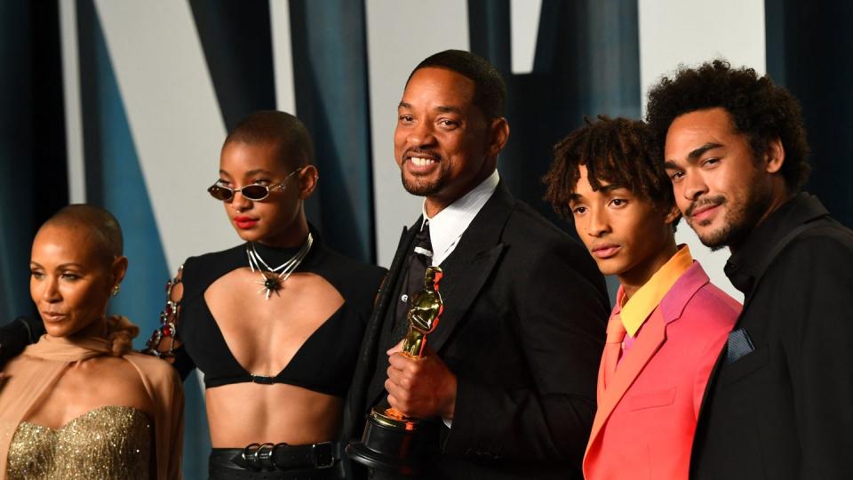 jada pinkett smith, willow smith, will smith, jaden smith, and trey smith standing on a stage, with will smith holding an oscar statuette