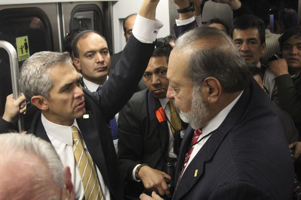 Miguel Ángel Mancera, exjefe de gobierno del Distrito Federal y el empresario Carlos Slim Helú, durante la inauguración la Línea de 12 del Sistema de Transporte Colectivo Metro el 30 de octubre de 2012. | FOTO: SAÚL LÓPEZ /CUARTOSCURO.COM