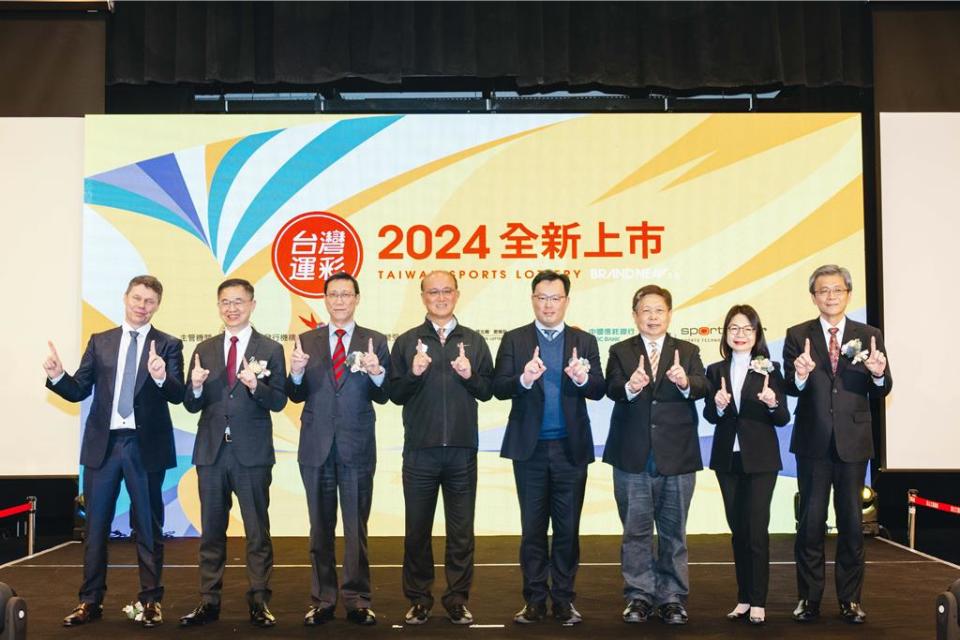 台灣運彩2024全新上市，教育部次長林騰蛟(左四)、體育署署長鄭世忠(右四)、威剛科技董事長陳立白(右三)、台灣運彩董事長陳進福（左三）、總經理林博泰(左二)及金流中國信託銀行、系統商Sportradar共同參觀全新投注站。圖／台灣運彩提供