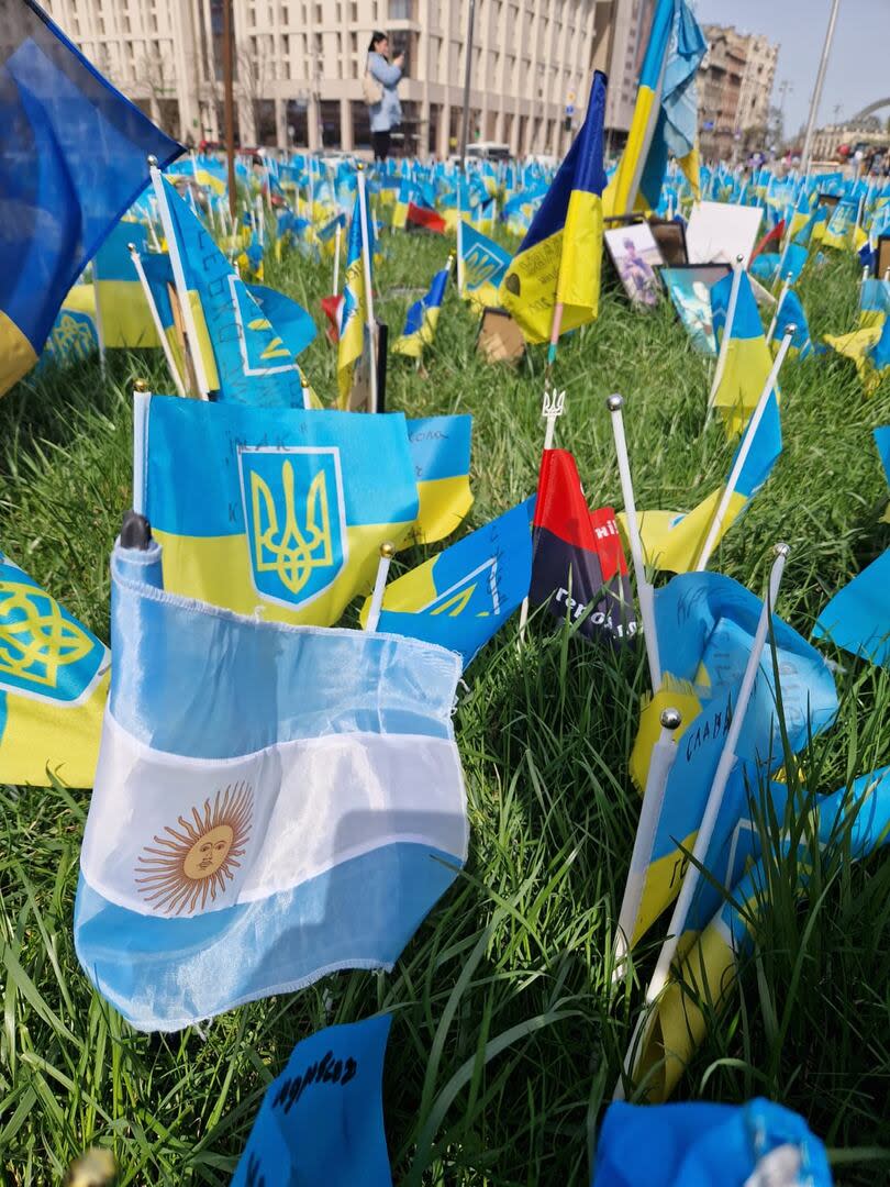 La bandera que simboliza las bajas argentinas