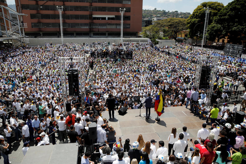 <span>En total 600 mil venezolanos se han inscrito como voluntarios para participar en la distribución de la ayuda. En un acto realizado este fin de semana en Caracas se juramentó a los que participarán en las movilizaciones en toda Venezuela</span> (Foto: REUTERS/Marco Bello)