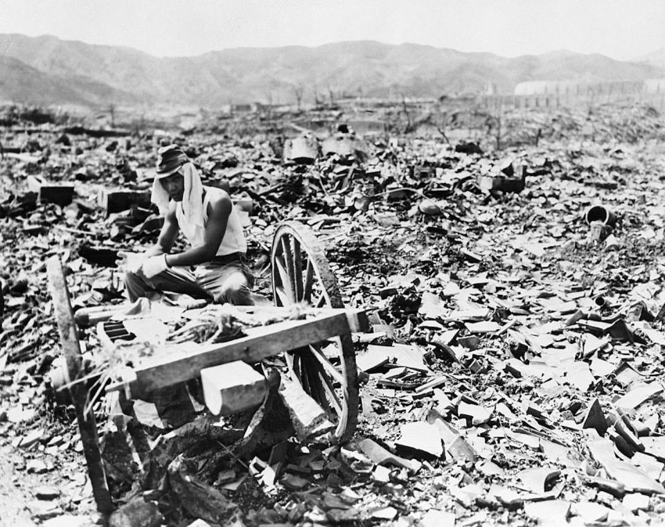 Un soldat japonais est assis au milieu des décombres de la ville de Nagasaki, rasée par la bombe atomique américaine le 9 août 1945. <a href="https://www.gettyimages.com/detail/news-photo/japanese-soldier-crouches-in-the-rubble-that-covers-four-news-photo/514867022?adppopup=true" rel="nofollow noopener" target="_blank" data-ylk="slk:Bettmann/AFP;elm:context_link;itc:0;sec:content-canvas" class="link ">Bettmann/AFP</a>