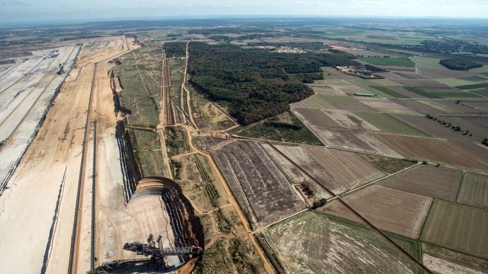 Der Tagebau Hambach schiebt sich an den Hambacher Forst, wo die Polizei zurzeit die Baumhäuser von Umweltaktivisten räumt. Foto: Federico Gambarini