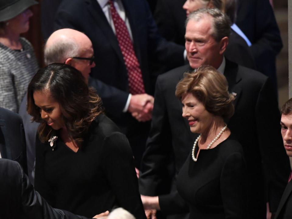 Former Presidents Barach Obama and George Bush with their wives Michelle and Laura talks with former VP Al Gore at the funeral service at the National Cathedral for Sen. John S. McCain.