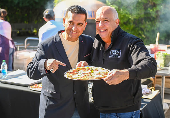 NEW YORK, NEW YORK – OCTOBER 15: Buddy Valastro (L) poses with chefs at the Ultimate Pizza Party hosted by Buddy Valastro during the Food Network New York City Wine & Food Festival presented by Capital One on October 15, 2022 in New York City. (Photo by Daniel Zuchnik/Getty Images for NYCWFF)