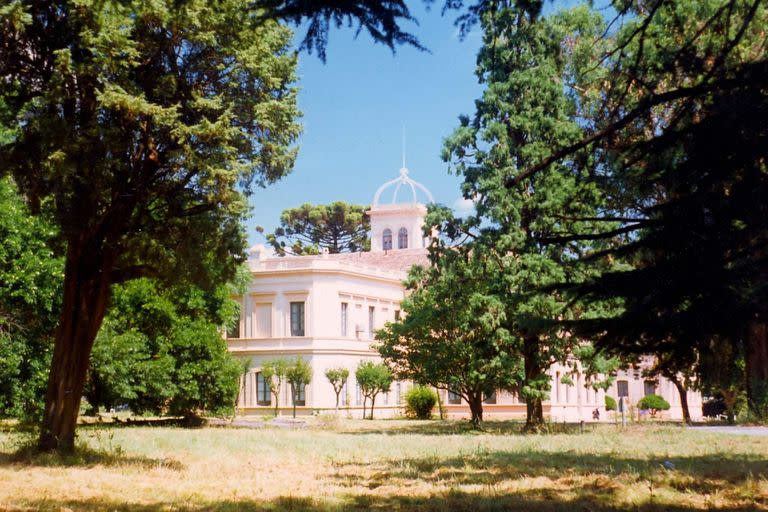 Además de la riqueza silvestre, entre sus múltiples sitios históricos la reserva alberga al Instituto Fitotécnico, el prestigioso centro de investigación de ciencias agrarias inaugurado en 1883 