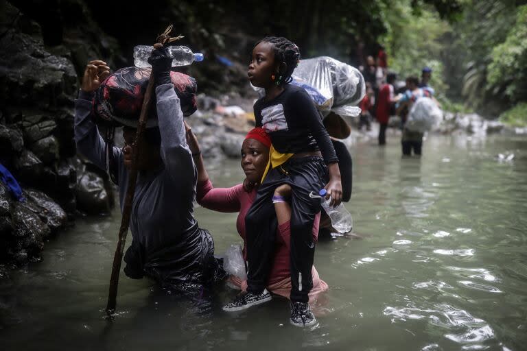 ARCHIVO - Migrantes haitianos atraviesan partes de agua al pasar por el Tapón del Darién desde Colombia a Panamá en su larga y compleja ruta para llegar hasta Estados Unidos (AP Foto/Iván Valencia, Archivo)