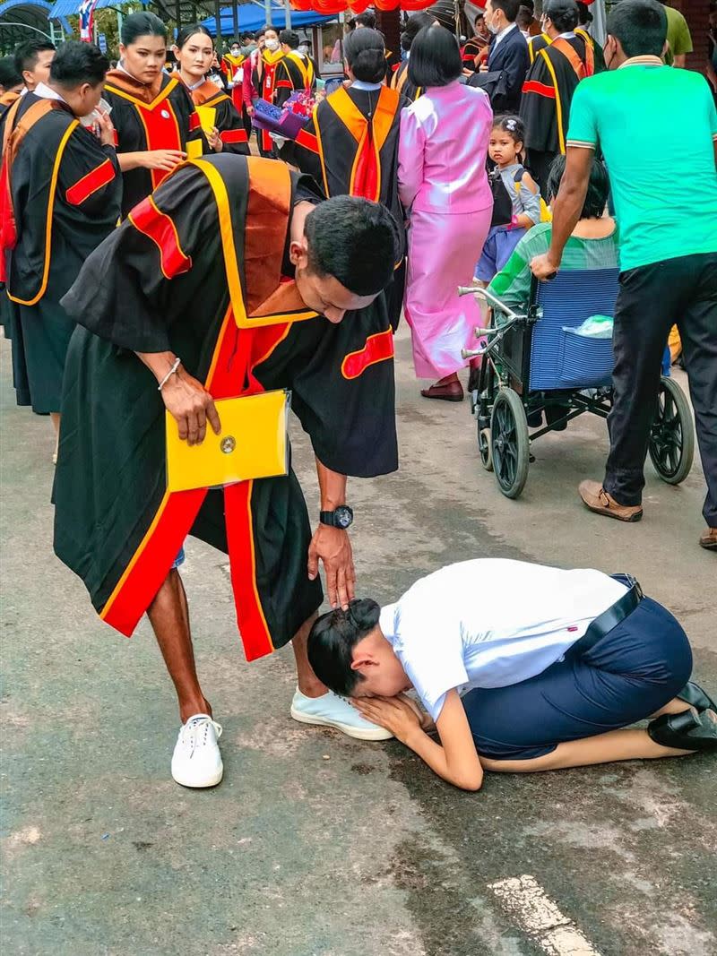 Zhengmei's graduation ceremony kneel down!  The reason for the 