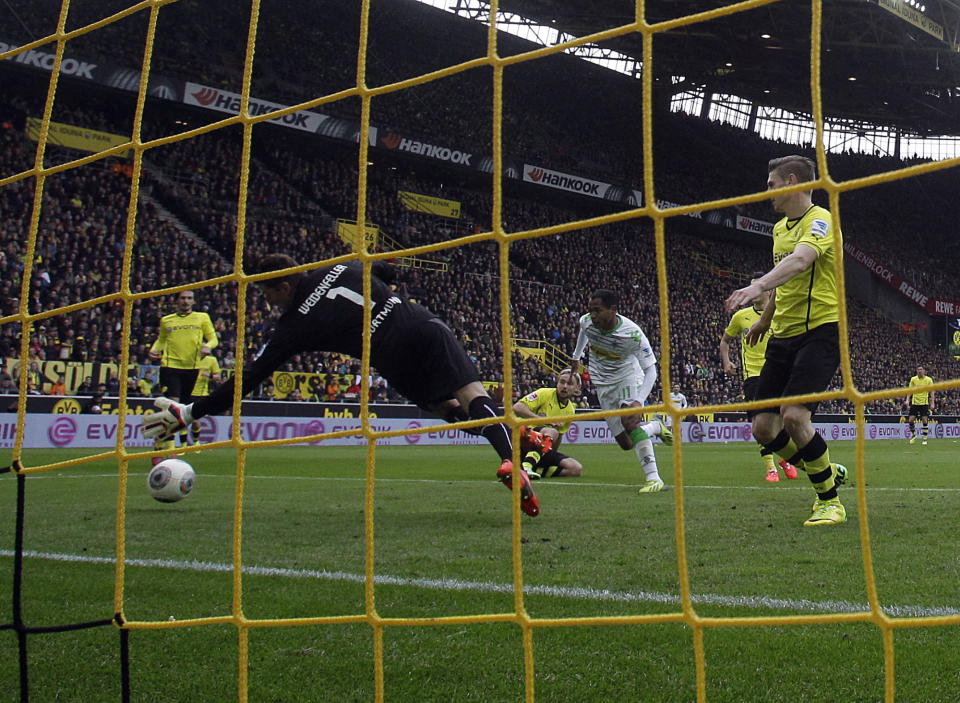 Moenchengladbach's Raffael of Brazil, second from right, scores during the German first division Bundesliga soccer match between BvB Borussia Dortmund and VfL Borussia Moenchengladbach in Dortmund, Germany, Saturday, March 15, 2014. (AP Photo/Frank Augstein)