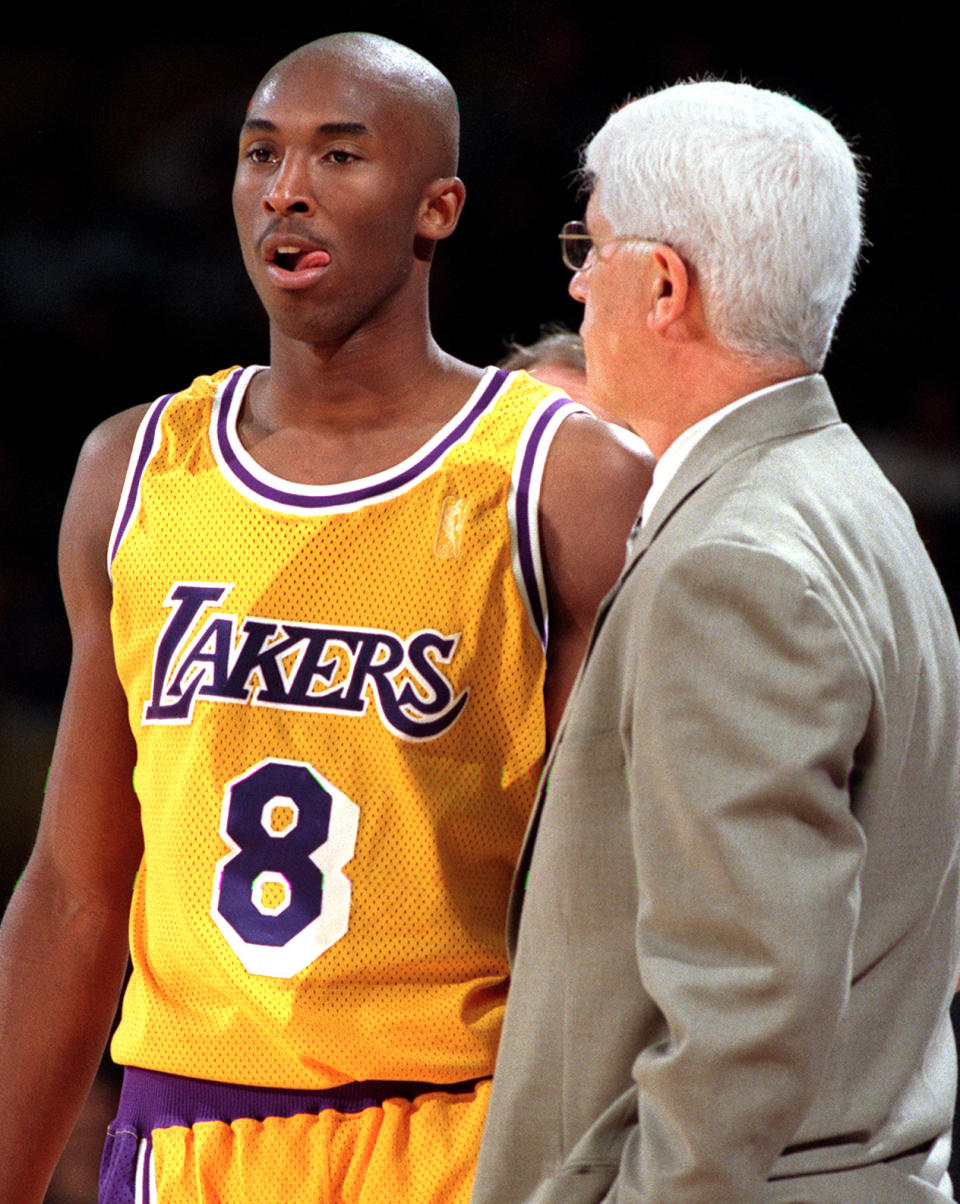 Kobe Bryant（圖左）與昔日湖人總教練Del Harris。（Photo by Vince Compagnone/Los Angeles Times via Getty Images）