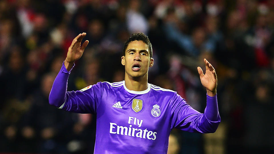 Varane se lamenta durante el partido ante el Valencia. (Goal)