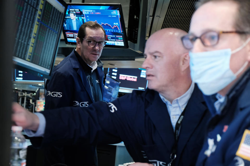 NEW YORK, NEW YORK - MARCH 04: Traders work on the floor of the New York Stock Exchange (NYSE) on March 04, 2022 in New York City. The Dow fell over 300 points in morning trading despite a positive jobs report as the war in Ukraine continues to worry investors. (Photo by Spencer Platt/Getty Images)