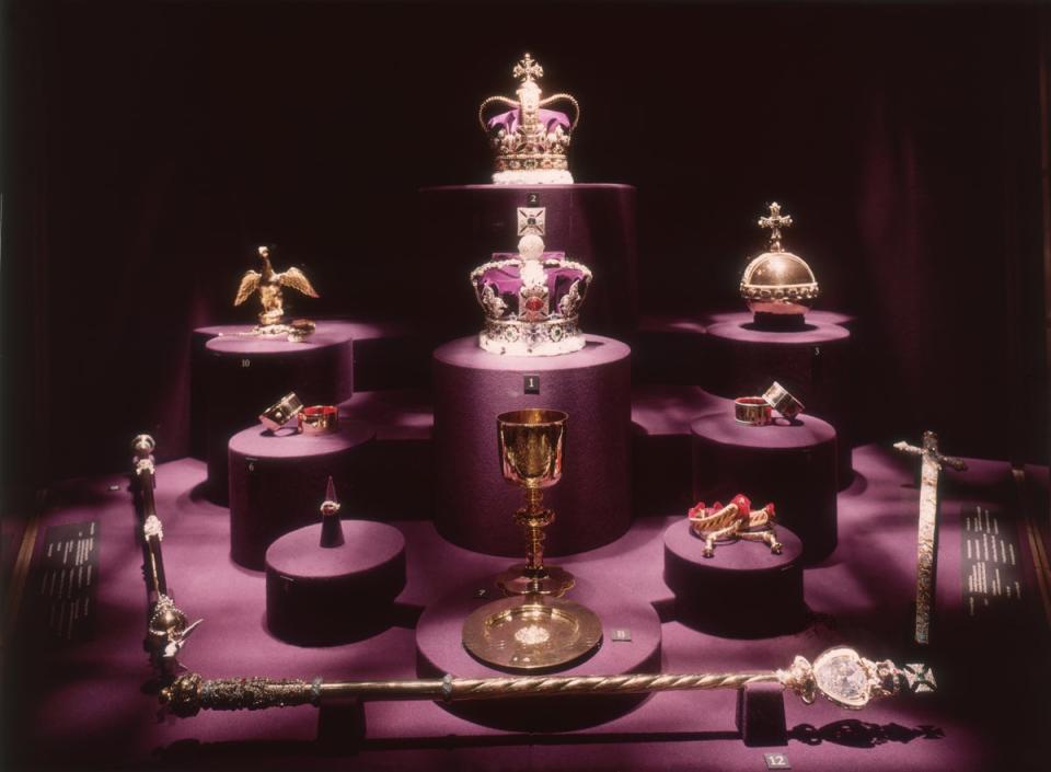 1953:  The British crown jewels with the Imperial State Crown centre (1) and St Edward's Crown (2) (Getty Images)
