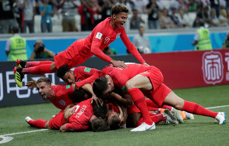 Jugadores ingleses festejan el tanto de su compañero Harry Kane tras anotar frente a Túnez en su duelo por el grupo G del Mundial de fútbol de la FIFA en Volgogrado, Rusia, jun 18, 2018. REUTERS/Ueslei Marcelino