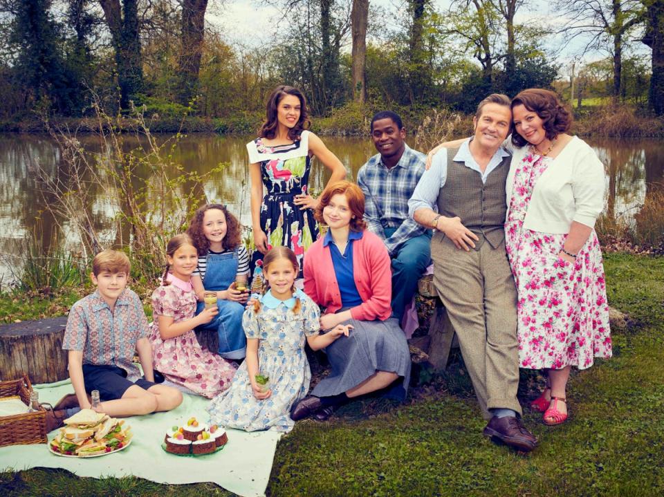 The cast of ‘The Larkins’ season one (ITV)