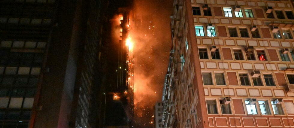 Un incendie s'est déclaré dans un gratte-ciel en construction du centre touristique et commercial de Hongkong.  - Credit:PETER PARKS / AFP