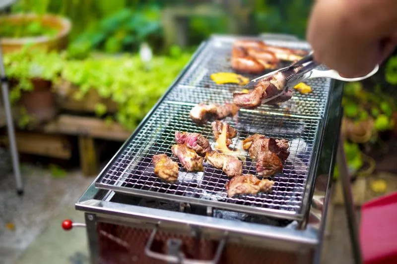 台灣人過中秋節喜歡吃烤肉，若事先沒分配好要準備的食材，就會發生尷尬的情況。（示意圖，phototAC）