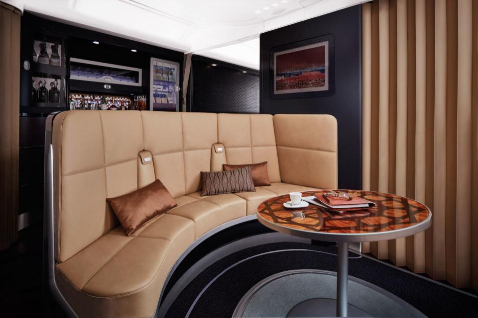 <p>Die First Class Lounges am Flughafen sind mit Sicherheit ein umwerfender Anblick: Sie sind bis ins letzte Detail durchgeplant und bieten allerlei Luxus – von der Spa-Behandlung bis zum erstklassigen Abendessen. Doch es sind die Bars an Bord, wo der wahre Luxus zum Vorschein kommt. Qatar Airways hat an Bord seiner A380 eine Champagnerbar, die mit frischen Blumen und Armleuchtern mit echtem Gold dekoriert ist. Etihad hat außerdem „The Lobby“ eingeführt, einen Bereich im Flugzeug, der mit Sitzen, Tischen und einem großen Fernseher für Sportübertragungen ausgestattet ist. [Bild: Etihad] </p>
