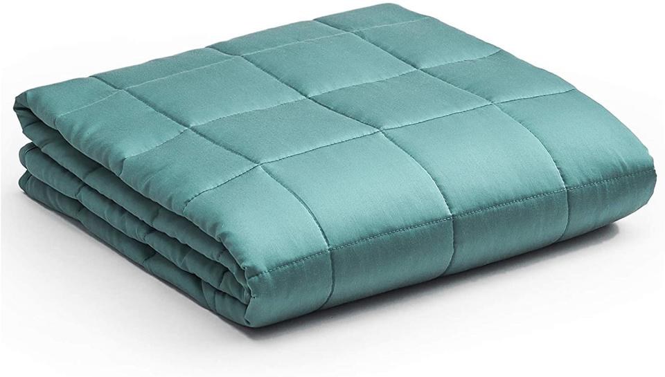 YnM Cooling Weighted Blanket with 100% Bamboo Viscose. Image via Amazon.