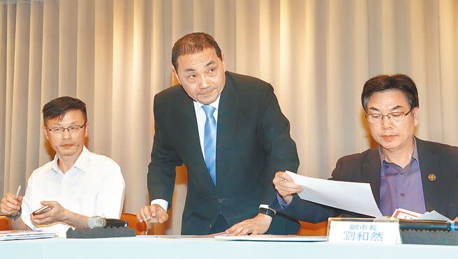 新北市長侯友宜（中）、副市長劉和然（右）及教育局長張明文（左）12日出席市府針對新北幼兒園餵藥案舉行的進度說明記者會，侯友宜表示已經對孩子們個別需求給予專責輔導，也承諾會讓家長們安心，新北市會全力守護孩子健康。（趙雙傑攝）