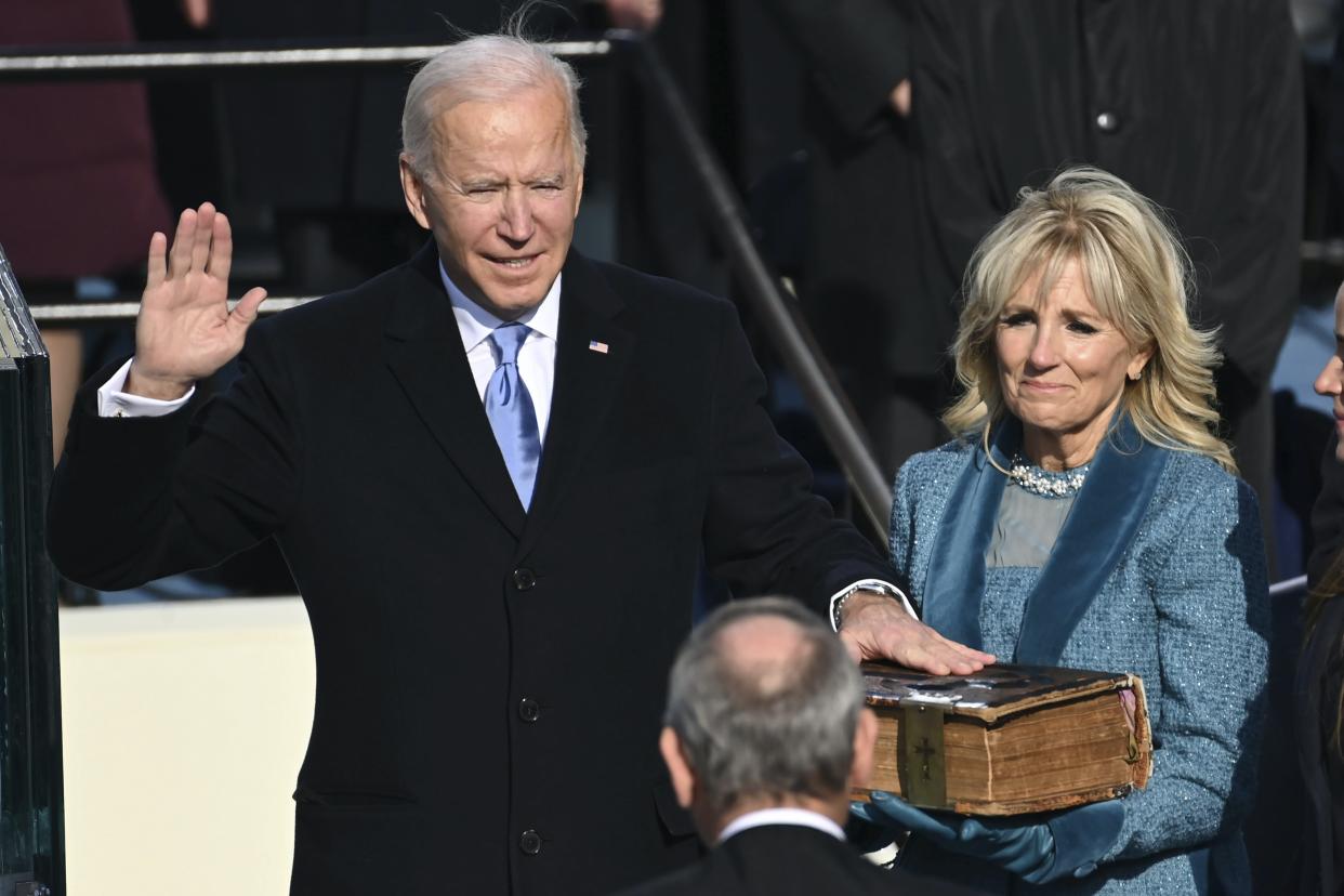 <span class="caption">Joe Biden est assermenté comme 46e président des États-Unis par le juge en chef John Roberts alors que Jill Biden tient la Bible, lors de la 59e cérémonie d'investiture au Capitole, à Washington, le 20 janvier 2021.</span> <span class="attribution"><span class="source">Saul Loeb/Pool Photo via AP</span></span>