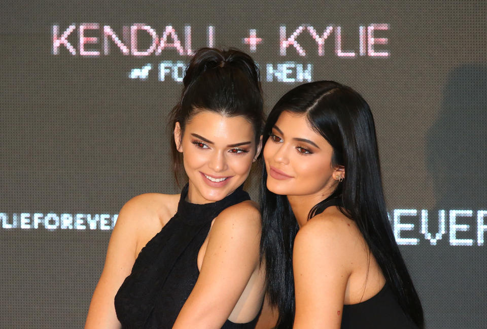 MELBOURNE, AUSTRALIA - NOVEMBER 18:  Kendall Jenner and Kylie Jenner arrive at Chadstone Shopping Centre on November 18, 2015 in Melbourne, Australia.  (Photo by Scott Barbour/Getty Images)