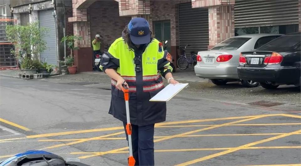 小貨車直撞分隔島　撞斷紅綠燈駕駛卡車內