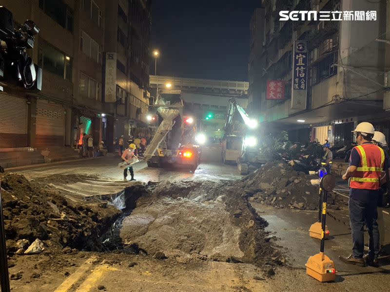 台北市南京西路出現天坑。（圖／議員陳怡君提供）