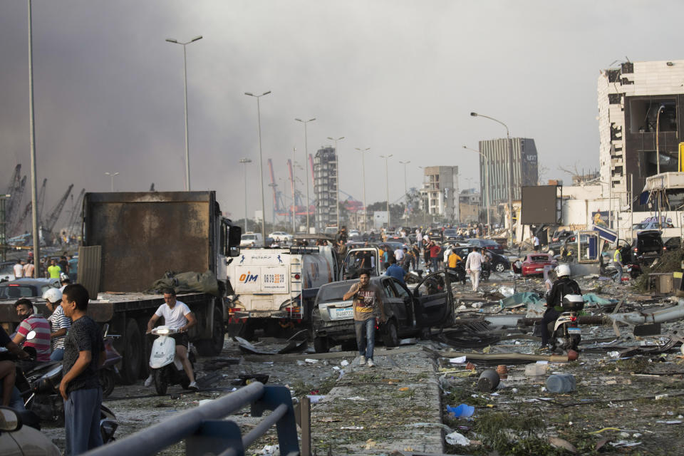 Unas personas evacúan a unos heridos luego de una enorme explosión en Beirut, Líbano, el martes 4 de agosto de 2020. (AP Foto/Hassan Ammar)