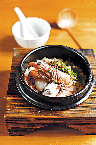 海鮮釜飯 $138/二至四人分量：海鮮有花虎蝦、廣島蠔、帶子和魷魚，白飯盡吸海鮮蔬菜香。