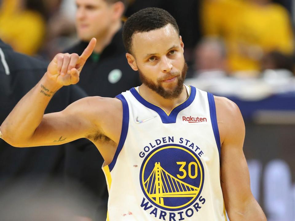 Stephen Curry holds up a finger during a game.