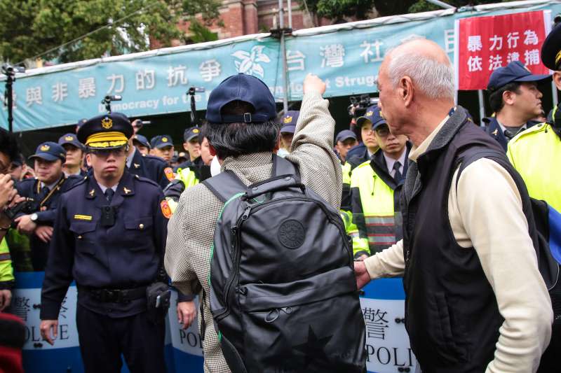 20180227-反年改團體27日下午持續繞行立院周遭，並與警方發生推擠衝突。（顏麟宇攝）