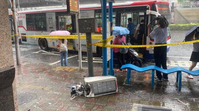 20日新埔捷運站旁公車站發生冷氣墜落意外，砸死一名政大女學生。(圖／中央社)