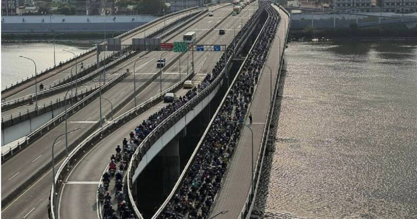 台北橋三重往台北方向今天早上出現號誌異常，導致機慢車道塞爆。（圖／翻攝自三重區永興里里長李金壖臉書）