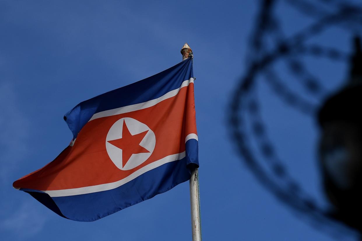 Le drapeau nord-coréen à l'ambassade de Corée du Nord à Kuala Lumpur, en Malaisie, le 27 mars 2017. - Manan Vatsyayana - AFP