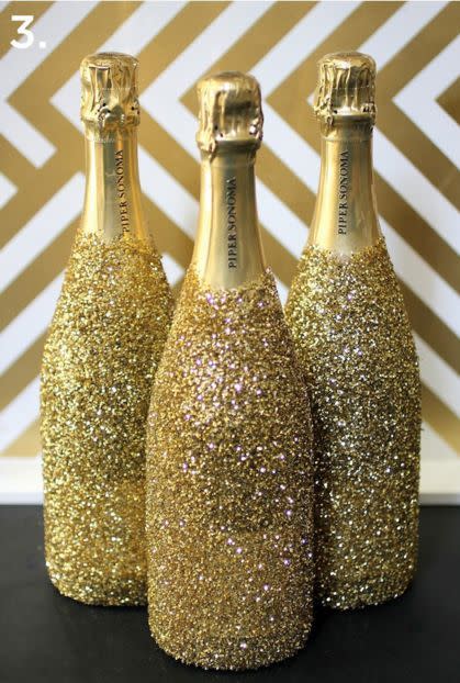 Des bouteilles de champagne recouvertes de paillettes