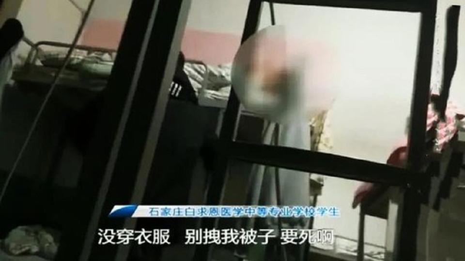 日前河北一所學校的女生宿舍，遭到男老師酒醉闖入房間。（圖／翻攝自千龍網）