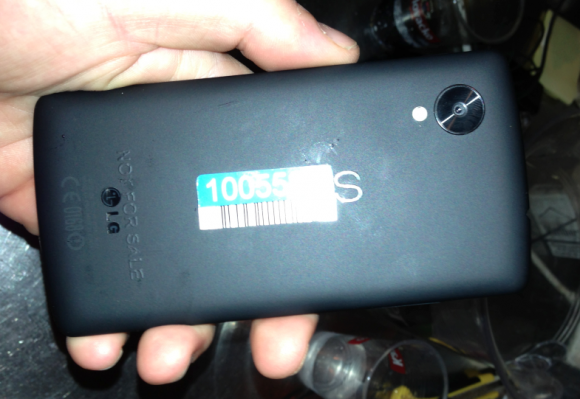 Nexus 5 photographed in a bar: LG G2 to the core