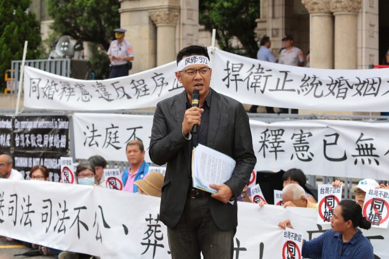 20170525-幸福盟活動總召游信義25日於司法院外抗議。（顏麟宇攝）