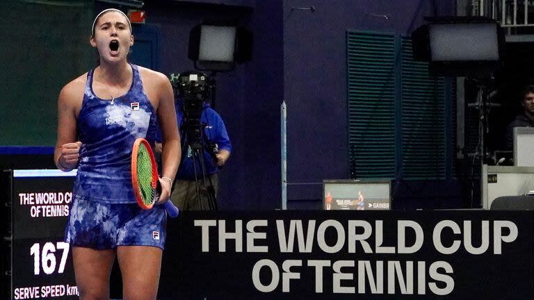 Julia Riera, pergaminense de 21 años, superó a una local, Anna Karolina Schmiedlova, que está 87 lugares por encima de ella en el ranking mundial; la serie Eslovaquia 1 vs. Argentina 1 se definirá este sábado.