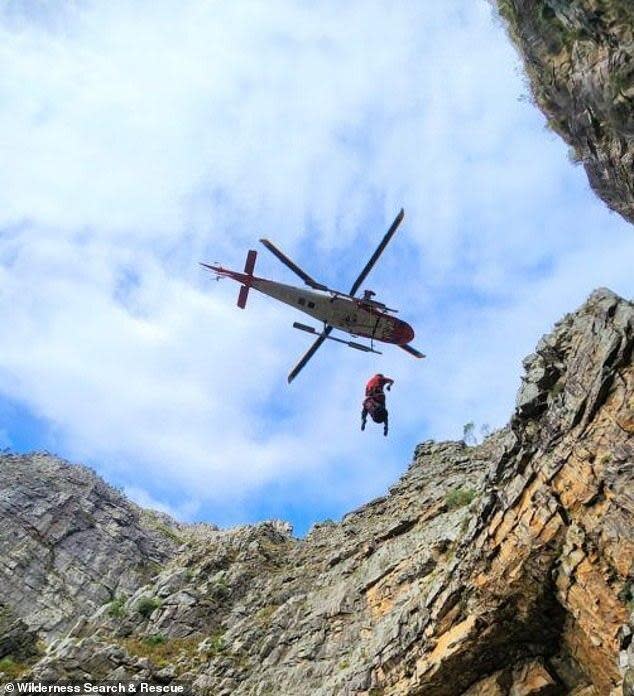 其中一名傷患以直升機吊掛方式送醫急救。（翻自《每日郵報》）