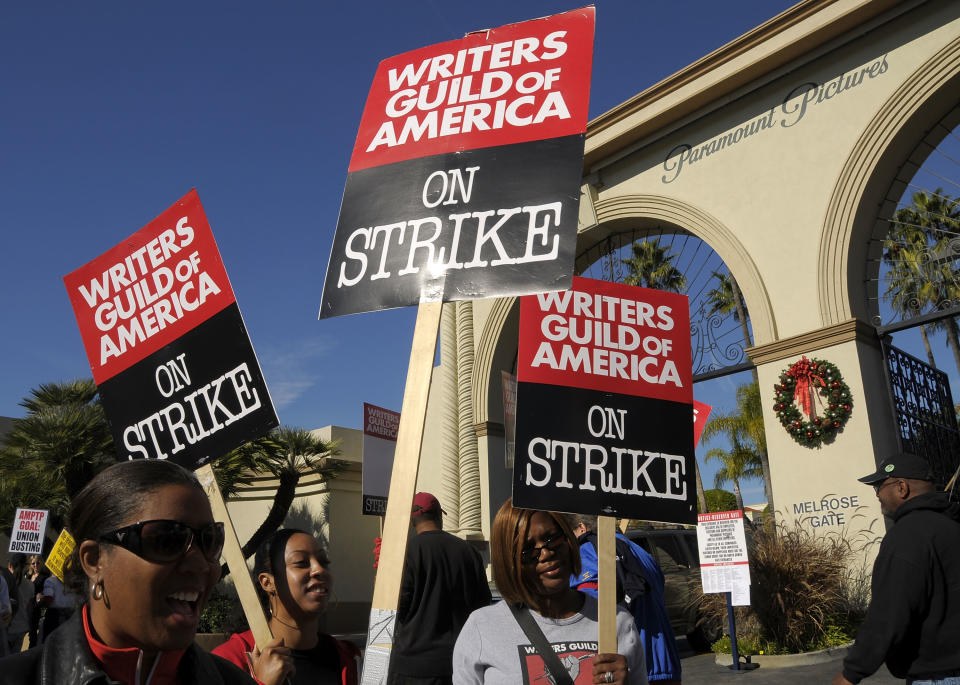 Strikers march at Paramount on December 12, 2007 (Photo by Charley Gallay/Getty Images)