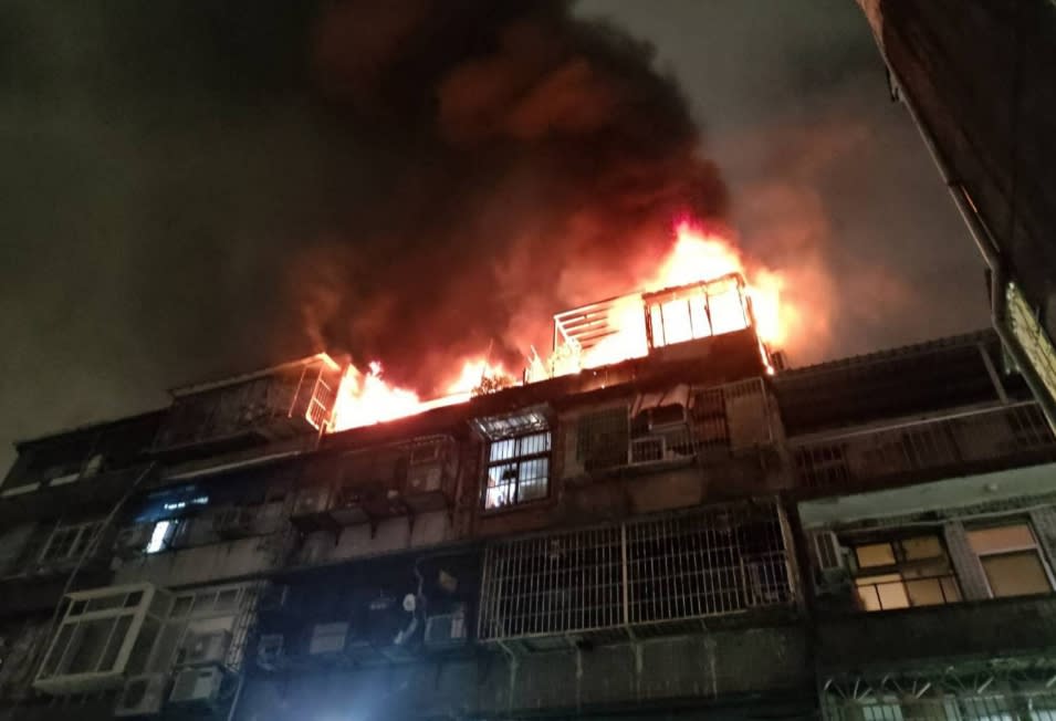 台北市萬華區西園路附近一棟公寓頂樓加蓋，25日凌晨3時許發生火警，警消1小時撲滅火勢，火警造成68歲婦人及行動不便89歲王姓男子死亡，起火原因待警消調查。（翻攝照片）
