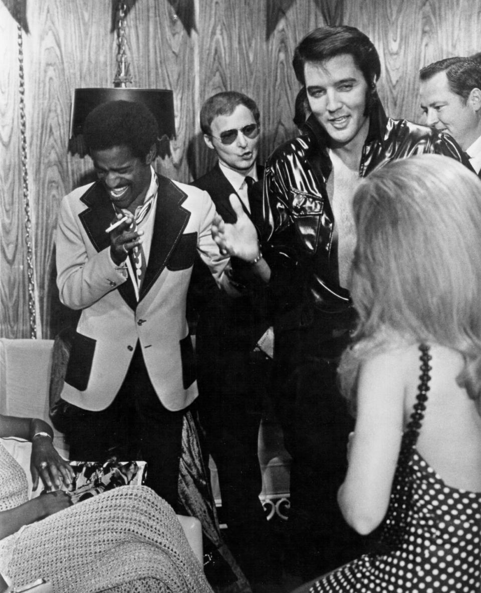 <p>Elvis Presley and Sammy Davis, Jr. backstage in Elvis' dressing room, opening night at the Showroom International Hotel on August 10, 1970 in Las Vegas, Nevada.</p>