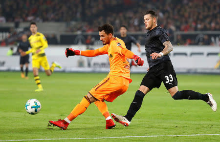 Soccer Football - Bundesliga - VfB Stuttgart vs Borussia Dortmund - Mercedes-Benz Arena, Stuttgart, Germany - November 17, 2017 Borussia Dortmund’s Roman Burki in action with Stuttgart's Daniel Ginczek REUTERS/Kai Pfaffenbach